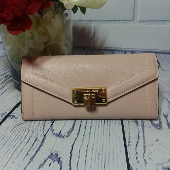 Michael Kors Handbags - 🆕️MICHAEL KORS KINSLEY WALLET Michael Kors Handbags - 🆕️MICHAEL KORS KINSLEY WALLET